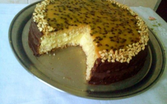 Bolo recheado de maracujá com cobertura de chocolate