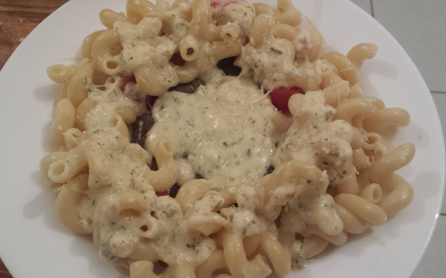 Macarrão com molho de queijo ouda na panela de pressão elétrica