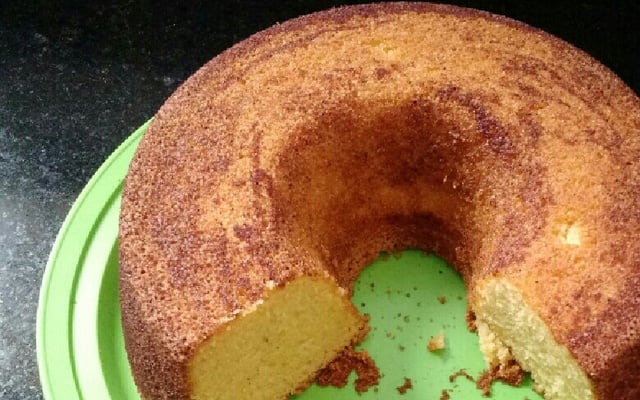 Bolo de fubá com casquinha de açúcar e canela