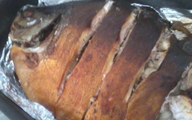 Pacu assado com farofa