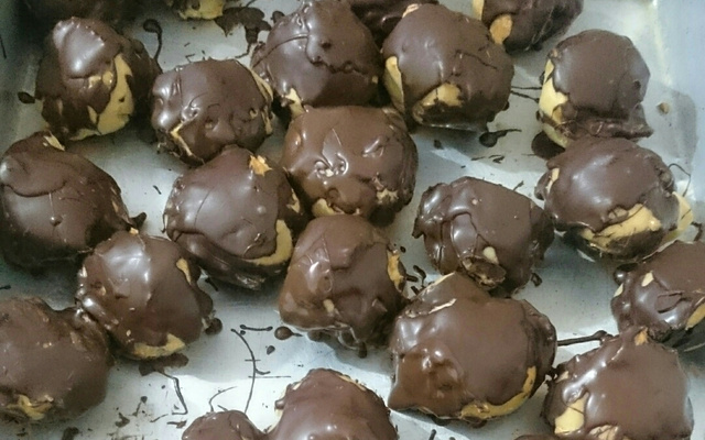 Carolina ou bomba de doce de leite com chocolate