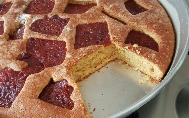 Bolo de fubá com goiabada