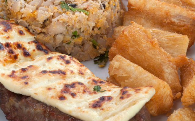 Baião de dois com aipim frito e manteiga de garrafa (originalmente cearense)