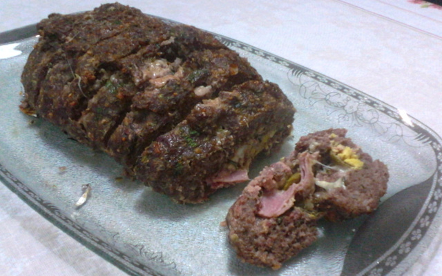 Rocambole de carne recheado