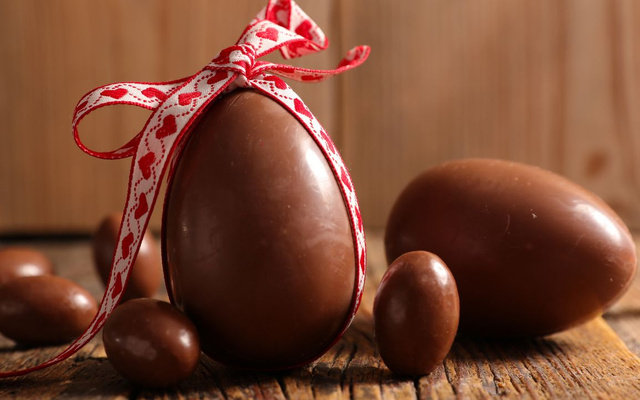 Ovo de Páscoa caseiro, simples e barato com fita amarrada