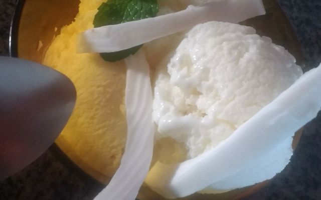Sorvete cremoso de coco