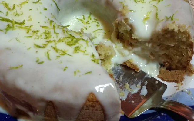 Bolo de limão cravo