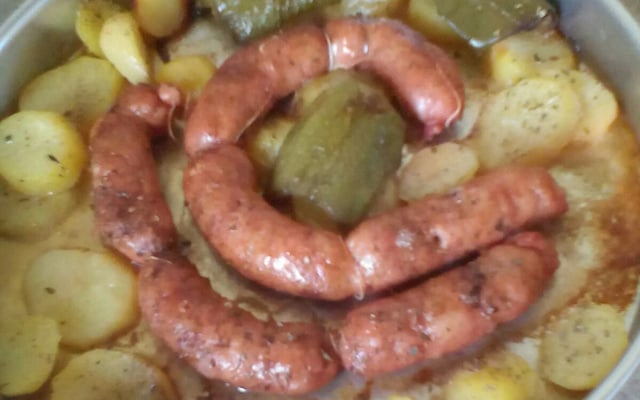 Linguiça ao forno com batatas