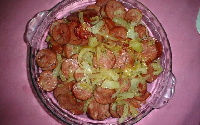 Linguiça acebolada com orégano