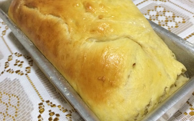 Pão de batata recheado com mortadela