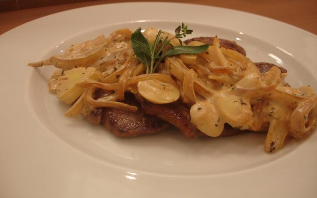 Bife acebolado com molho à França