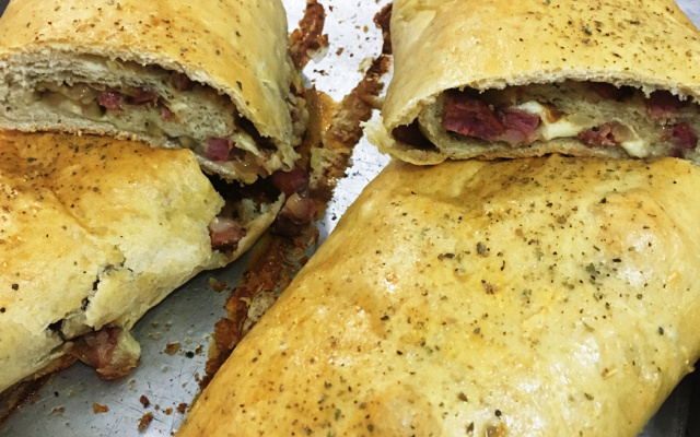 Pão recheado de calabresa