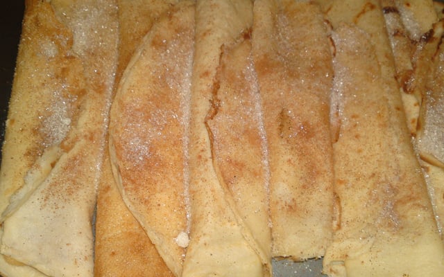 Panqueca doce de banana com canela e queijo