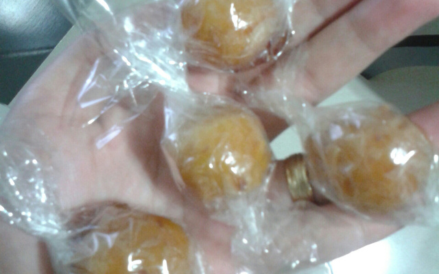 Bala de coco caramelizada (bala baiana ou bala de ovo)