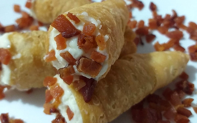 Canudinho de 3 queijos e bacon