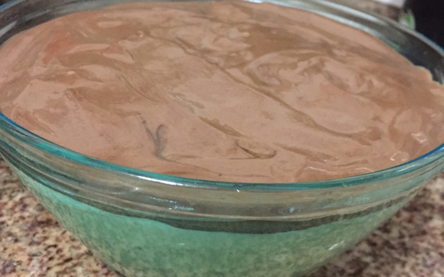 Mousse delicioso de maracujá com chocolate