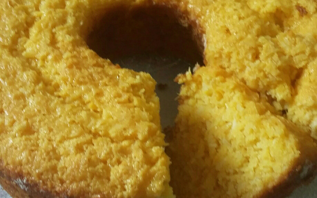 Bolo cremoso de milho com coco