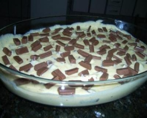 Mousse fácil de maracujá com biscoitos e chocolate