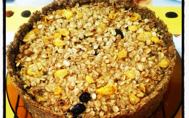 Torta integra de banana, granola e mel