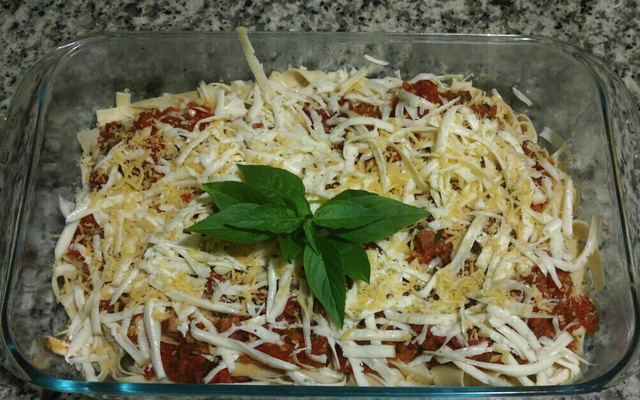 Macarronada ao molho de tomate, bacon e manjericão