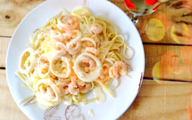 Talharim ao molho de camarão no vinho branco