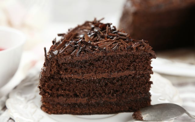 Bolo de chocolate fofinho com cobertura de brigadeiro