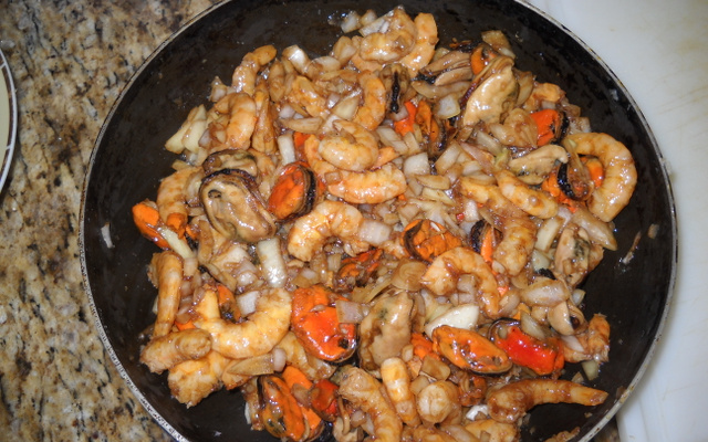 Macarrão com camarão e mexilhões