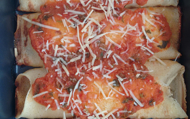 Panquecas com recheio de carne moída e acelga ao molho de tomate