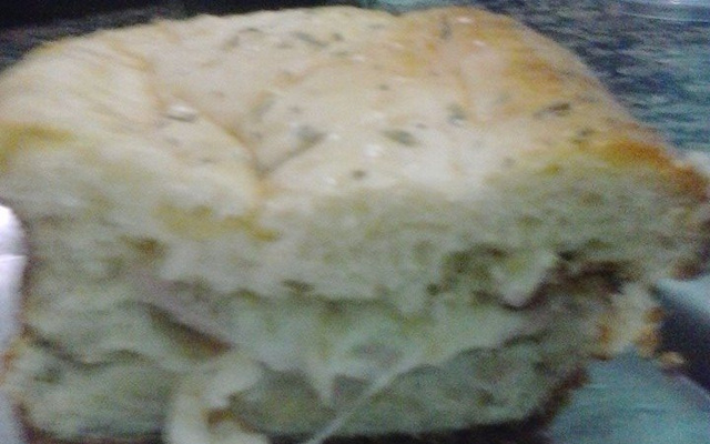 Pão caseiro recheado com queijo e presunto