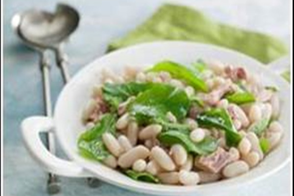 Salada de feijão branco, atum, rúcula e coentro