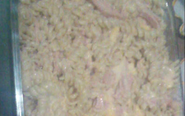 Macarrão ao molho branco com presunto e queijo