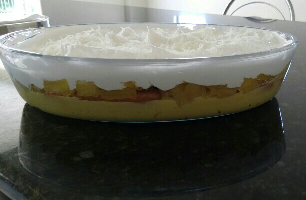 Pavê de abacaxi com marshmallow e coco fresco