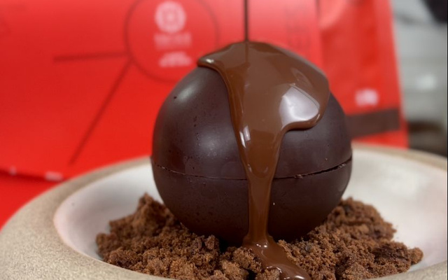 Esfera de chocolate recheada com mousse e cocada cremosa