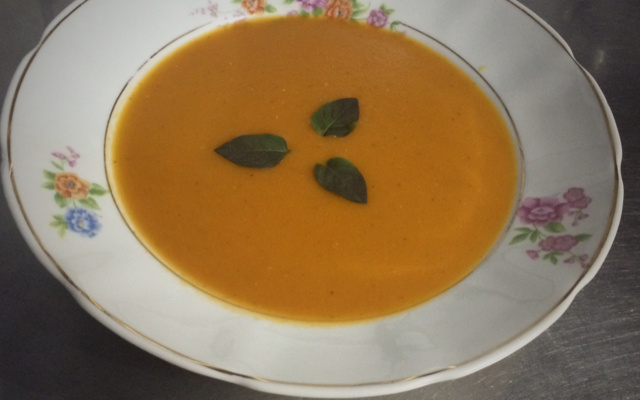Sopa de tomate com manjericão