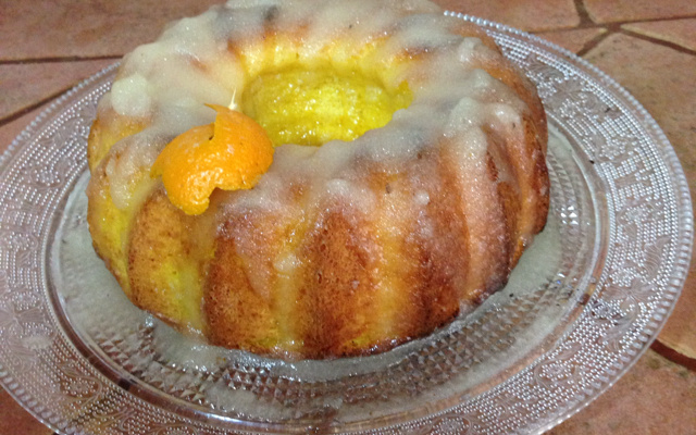 Bolo de laranja com cobertura