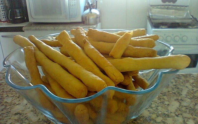 Salgadinho assado de cebolinha e queijo