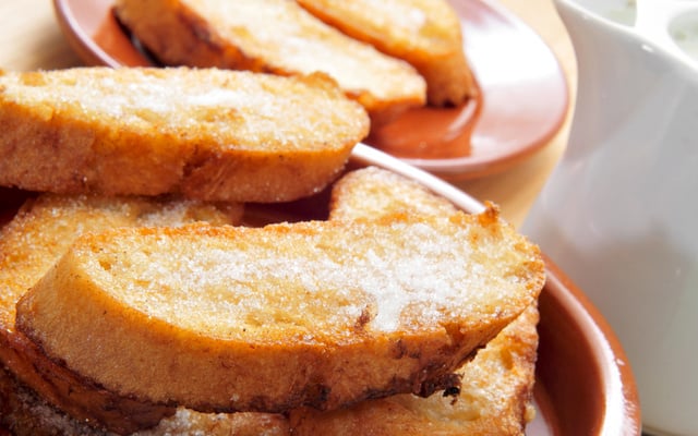 Rabanada com calda de laranja