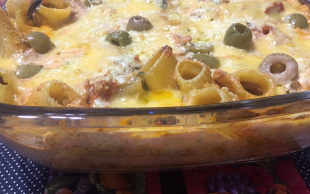 Macarrão de forno com presunto e queijo