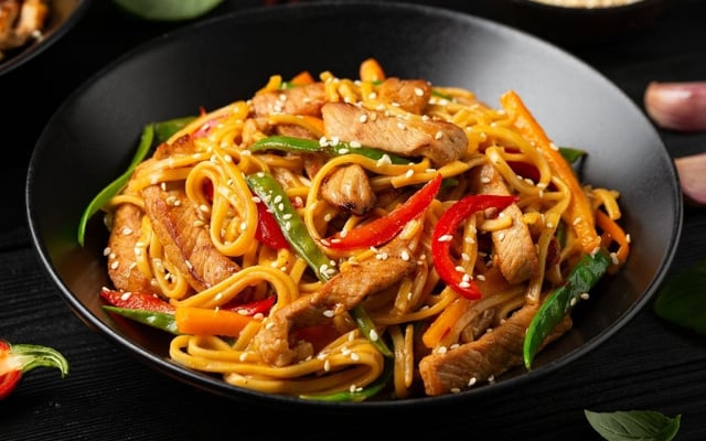 Chow mein macarrão frito com frango e legumes