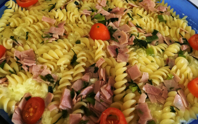 Macarrão com presunto e molho branco