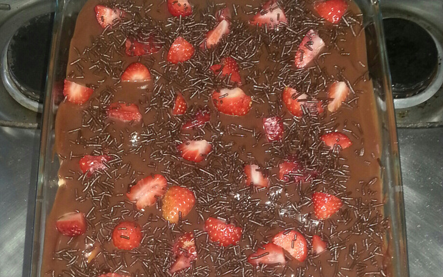Pavê de morango com chocolate