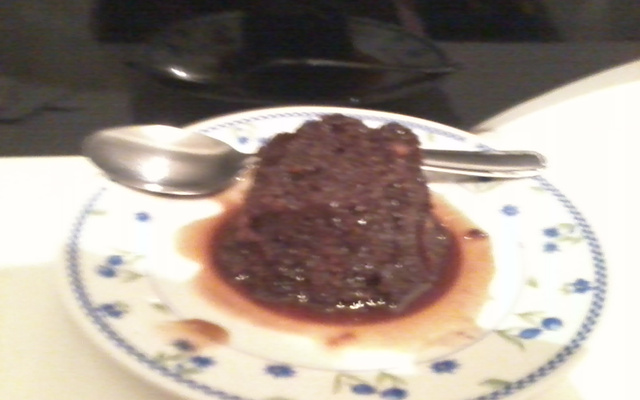 Bolo de caneca sem ovo com cobertura de chocolate