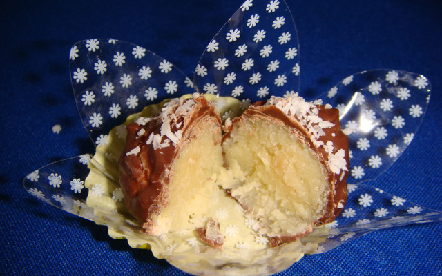 Bombom de coco com recheio de castanha facil