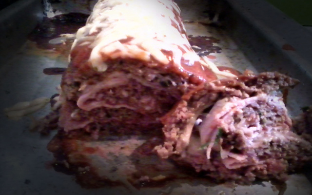 Bolo de carne moída recheado com presunto e mussarela