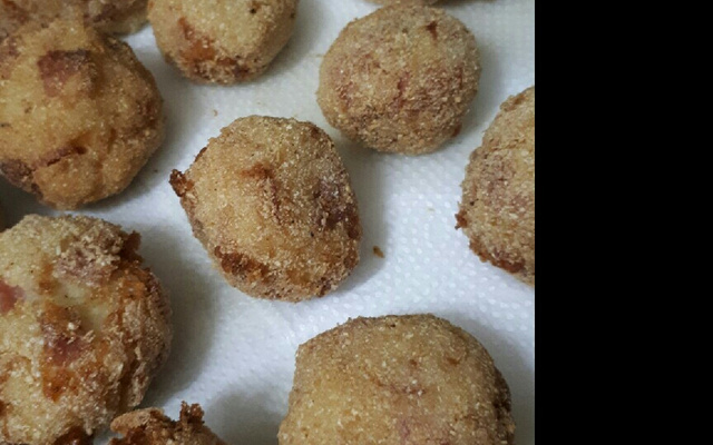 Bolinho de batata recheado com queijo e presunto