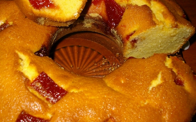 Bolo de fubá com goiabada