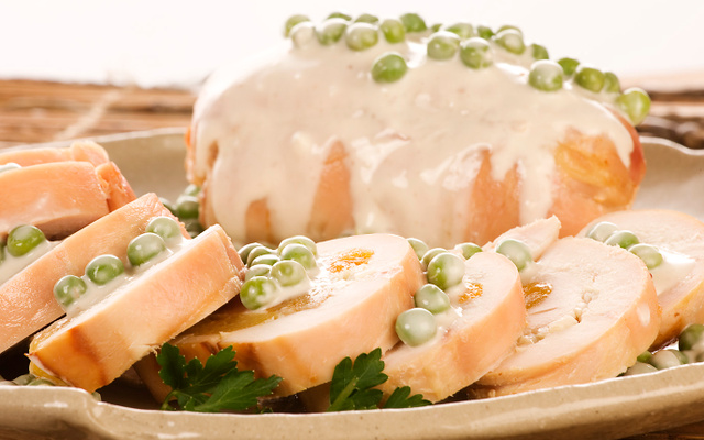 Rocambole de frango com recheio de damasco