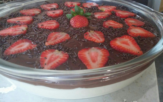 Mousse de limão com cobertura cremosa de chocolate