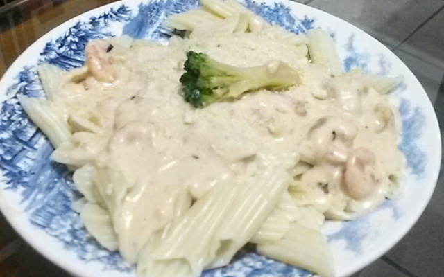Penne ao molho de gorgonzola com camarão