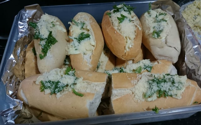 Maionese de alho da Thatá para pão de churrasco